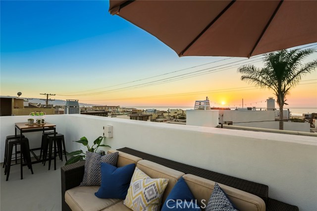 220 4th Street, Hermosa Beach, California 90254, 3 Bedrooms Bedrooms, ,4 BathroomsBathrooms,Residential,Sold,4th,PW18290182