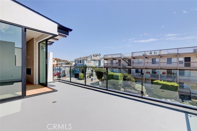 303 10th Street, Hermosa Beach, California 90254, 4 Bedrooms Bedrooms, ,3 BathroomsBathrooms,Residential,Sold,10th,SB20101813