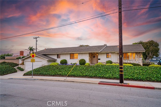 1301 5th Street, Manhattan Beach, California 90266, 4 Bedrooms Bedrooms, ,1 BathroomBathrooms,Residential,Sold,5th,SB21146888