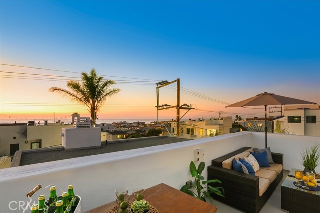 220 4th Street, Hermosa Beach, California 90254, 3 Bedrooms Bedrooms, ,4 BathroomsBathrooms,Residential,Sold,4th,PW18290182