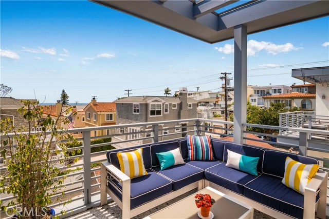 1074 7th Street, Hermosa Beach, California 90254, 4 Bedrooms Bedrooms, ,3 BathroomsBathrooms,Residential,Sold,7th,SB19068500