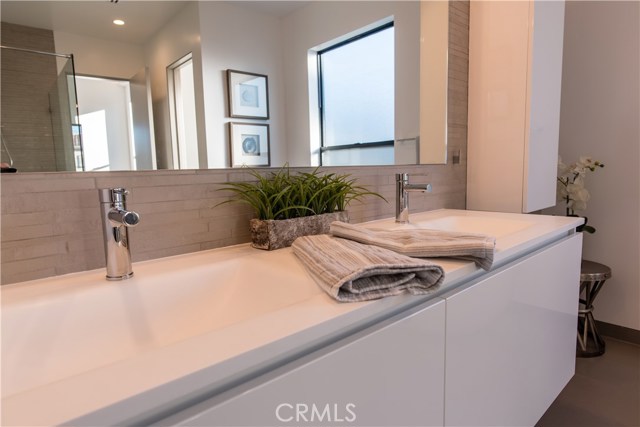 619 Knob Hill Avenue, Redondo Beach, California 90277, 5 Bedrooms Bedrooms, ,3 BathroomsBathrooms,Residential,Sold,Knob Hill,SB18022125