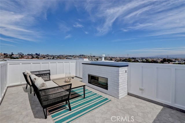 702 Loma Drive, Hermosa Beach, California 90254, 3 Bedrooms Bedrooms, ,3 BathroomsBathrooms,Residential,Sold,Loma,SB18137124