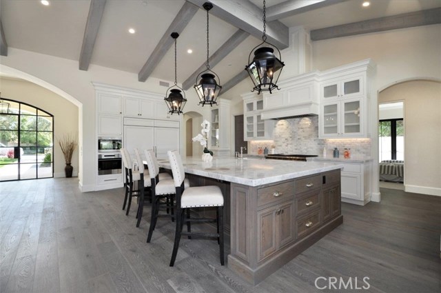 Large Center Island with Breakfast Counter