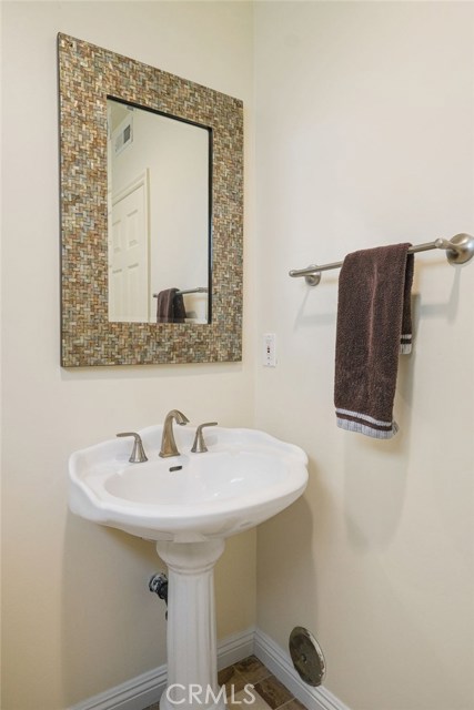 Powder room in 1st level