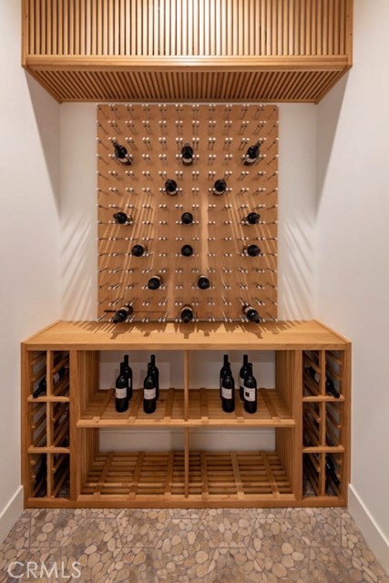 How many wine bottles would you like to store? This room is conveniently located near the kitchen. Set your perfect temperature.