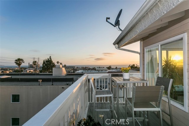 943 1st Street, Hermosa Beach, California 90254, 2 Bedrooms Bedrooms, ,2 BathroomsBathrooms,Residential,Sold,1st,SB17097562