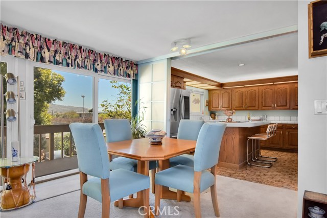 Breakfast Bar & Dining Area