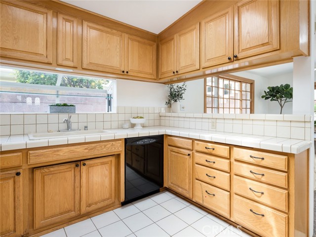 562 31st Street, Manhattan Beach, California 90266, 4 Bedrooms Bedrooms, ,3 BathroomsBathrooms,Residential,Sold,31st,SB21032362