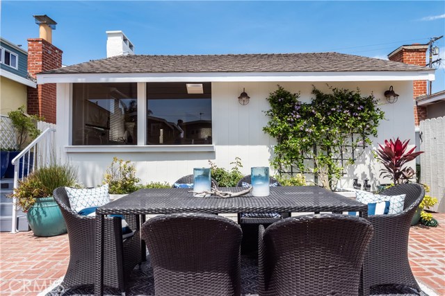 325 4th Street, Manhattan Beach, California 90266, 2 Bedrooms Bedrooms, ,1 BathroomBathrooms,Residential,Sold,4th,SB19080126