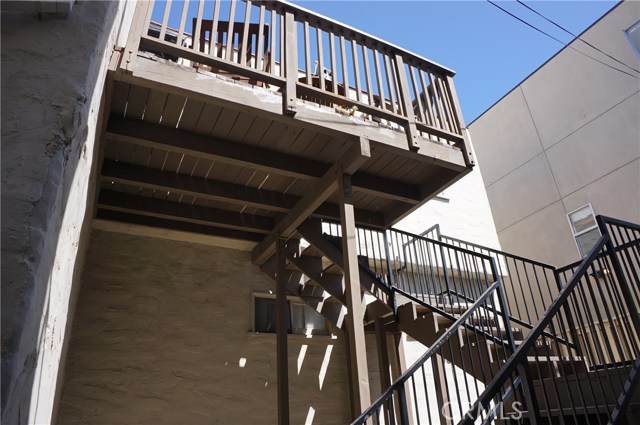 1-bed/1-bath balcony and entrance
