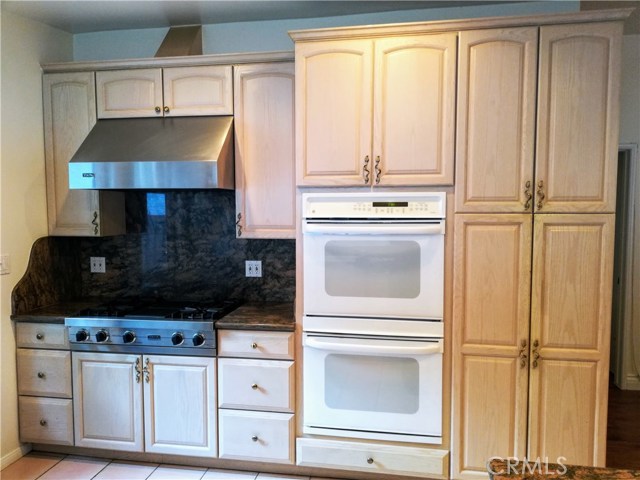 Double oven and VIKING PRO cooktop and hood make cooking a delight!