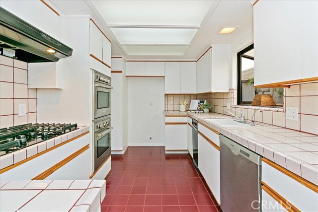 1287 7th Place, Hermosa Beach, California 90254, 4 Bedrooms Bedrooms, ,3 BathroomsBathrooms,Residential,Sold,7th,TR19240895