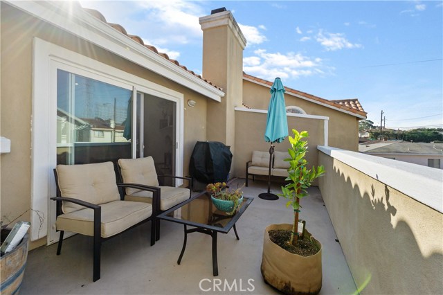 Al fresco dining with room for your grill conveniently located on the same level as the kitchen