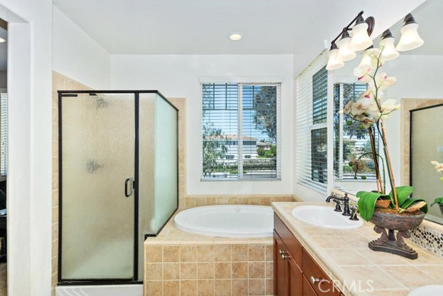 MASTER SOAKING TUB AND SEPARATE SHOWER