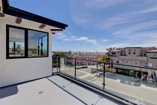 303 10th Street, Hermosa Beach, California 90254, 4 Bedrooms Bedrooms, ,3 BathroomsBathrooms,Residential,Sold,10th,SB20101813