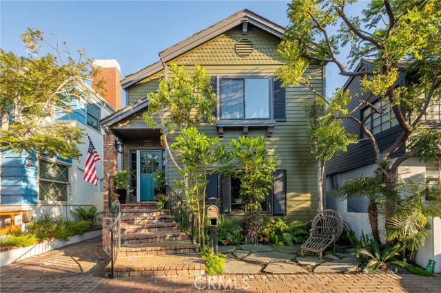 Lovely family neighborhood, walk to beach and all the yoga studios, gyms and restaurants!