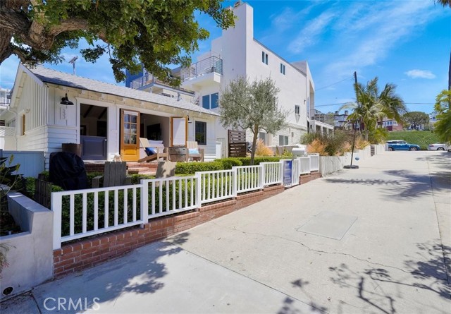 533 5th Street, Manhattan Beach, California 90266, 2 Bedrooms Bedrooms, ,1 BathroomBathrooms,Residential,Sold,5th,SB21107538