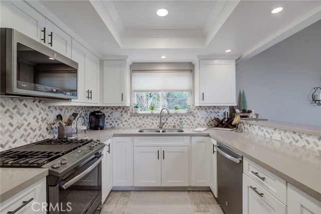 Plenty of space to cook with several people while visiting with friends at the counter