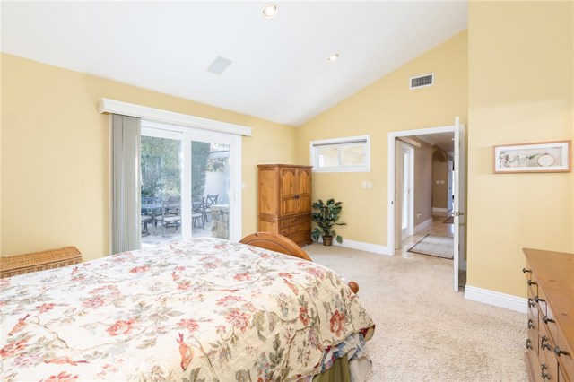 Master Bedroom– Vaulted Ceilings, Recessed Lighting, Built-In Sound Speakers..... Master Bedroom– Vaulted Ceilings, Recessed Lighting, Built-In Sound Speakers.....