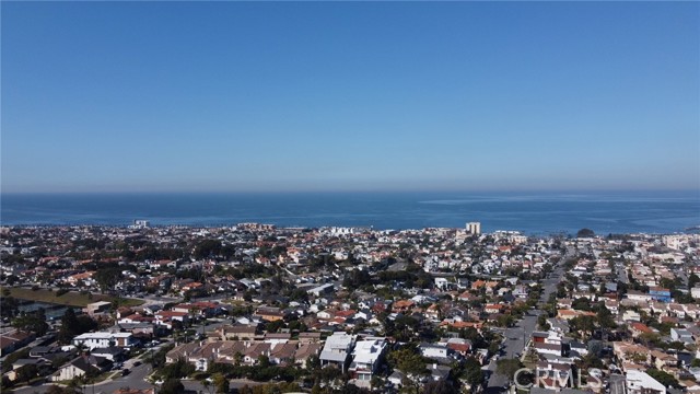 You can see Pearl St (on right side of photo) which leads straight down to Veteran's Park, RB Pier, bike path and beaches. It is a 15 minute walk or 5 minute bike ride.