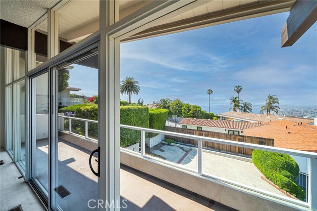 Spectacular viewing deck off living room