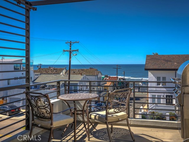 Beautiful ocean views from the upper patio. Perfect for that glass of wine at sunset.