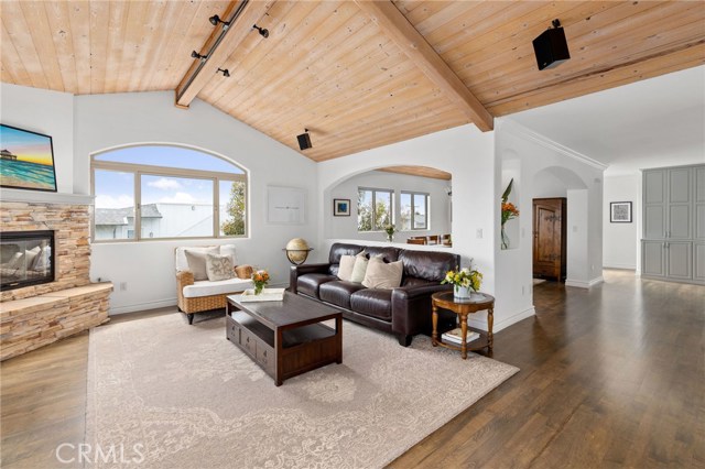 952 15th Street, Hermosa Beach, California 90254, 4 Bedrooms Bedrooms, ,3 BathroomsBathrooms,Residential,Sold,15th,SB20106766