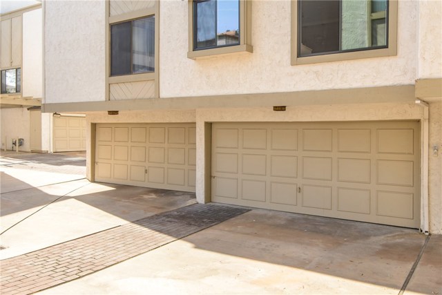 Attached double garage with direct access into the townhouse! Attached double garage with direct access into the townhouse!