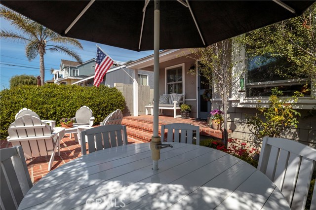 329 4th Street, Manhattan Beach, California 90266, 3 Bedrooms Bedrooms, ,2 BathroomsBathrooms,Residential,Sold,4th,SB18084128