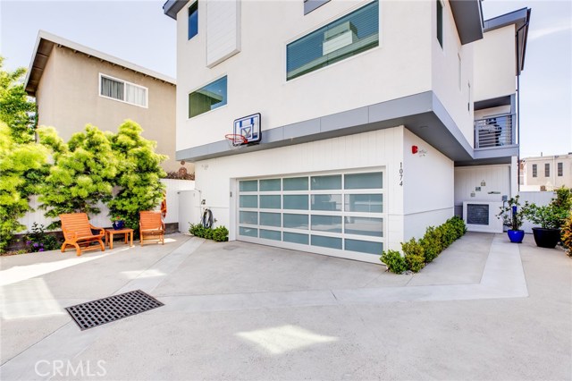 Spacious courtyard protected from the street, great for kids or entertaining