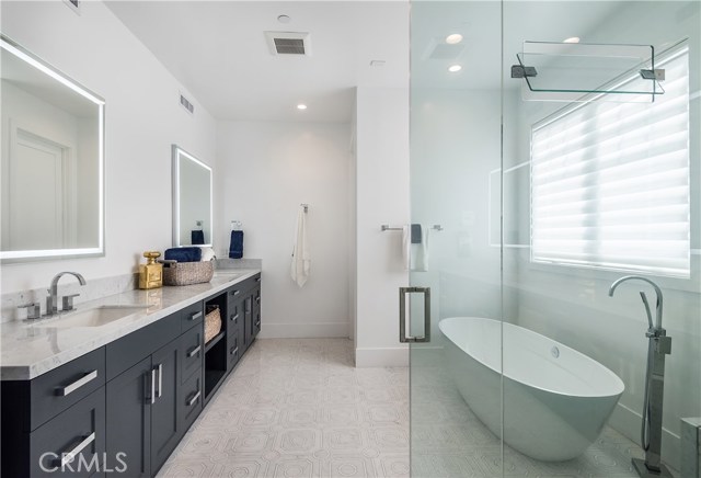 633 30th Street, Hermosa Beach, California 90254, 5 Bedrooms Bedrooms, ,7 BathroomsBathrooms,Residential,Sold,30th,SB18100924