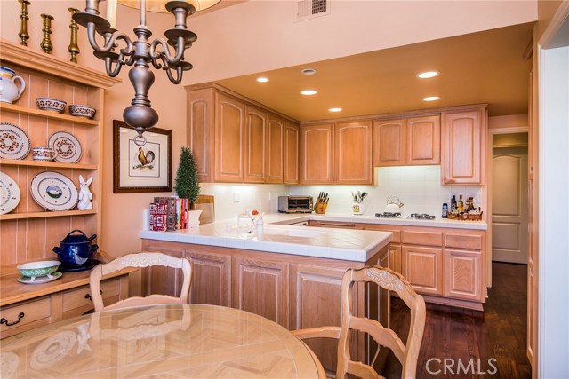 The breakfast nook as it looks into the kitchen. You must see this unit to fully appreciate it.