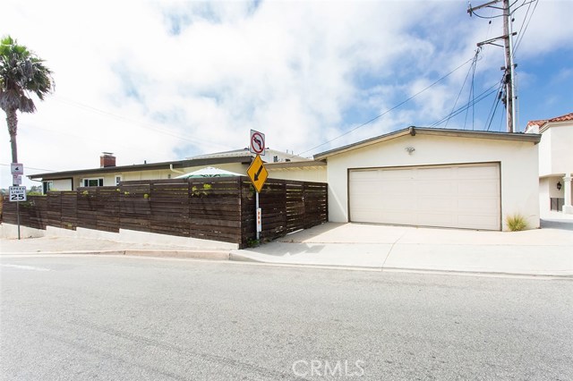 Back of home with 2 car garage and private driveway.