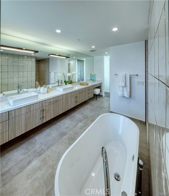 946 8th Street, Hermosa Beach, California 90254, 4 Bedrooms Bedrooms, ,3 BathroomsBathrooms,Residential,Sold,8th,SB20005641