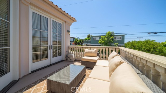 1002 5th Street, Hermosa Beach, California 90254, 5 Bedrooms Bedrooms, ,2 BathroomsBathrooms,Residential,Sold,5th,SB20139034
