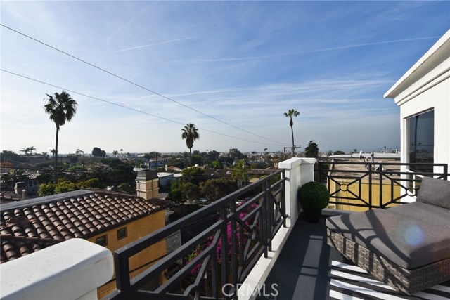 708 Manhattan Beach Blvd., Manhattan Beach, California 90266, 2 Bedrooms Bedrooms, ,2 BathroomsBathrooms,Residential,Sold,Manhattan Beach Blvd.,SB18012661