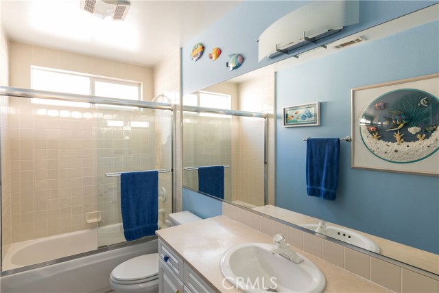 Full Bath Guest (off hallway)