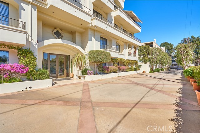 Detail Gallery Image 1 of 1 For 453 S Barrington Ave #301,  Los Angeles,  CA 90049 - 2 Beds | 2/1 Baths