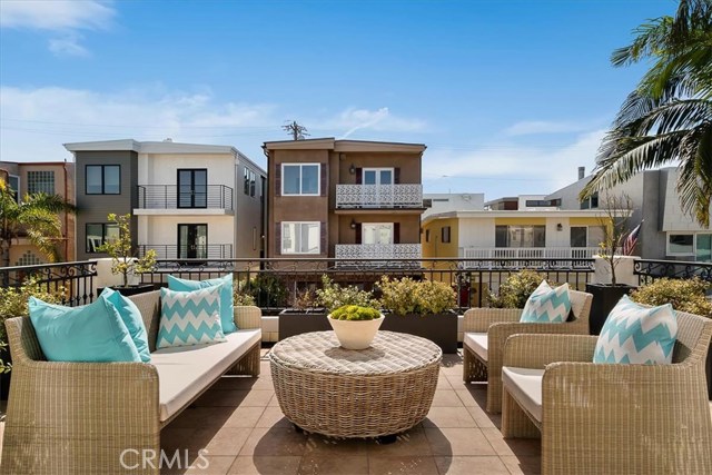 Entertaining deck off living area