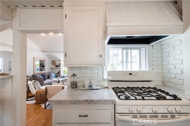 325 4th Street, Manhattan Beach, California 90266, 2 Bedrooms Bedrooms, ,1 BathroomBathrooms,Residential,Sold,4th,SB19080126