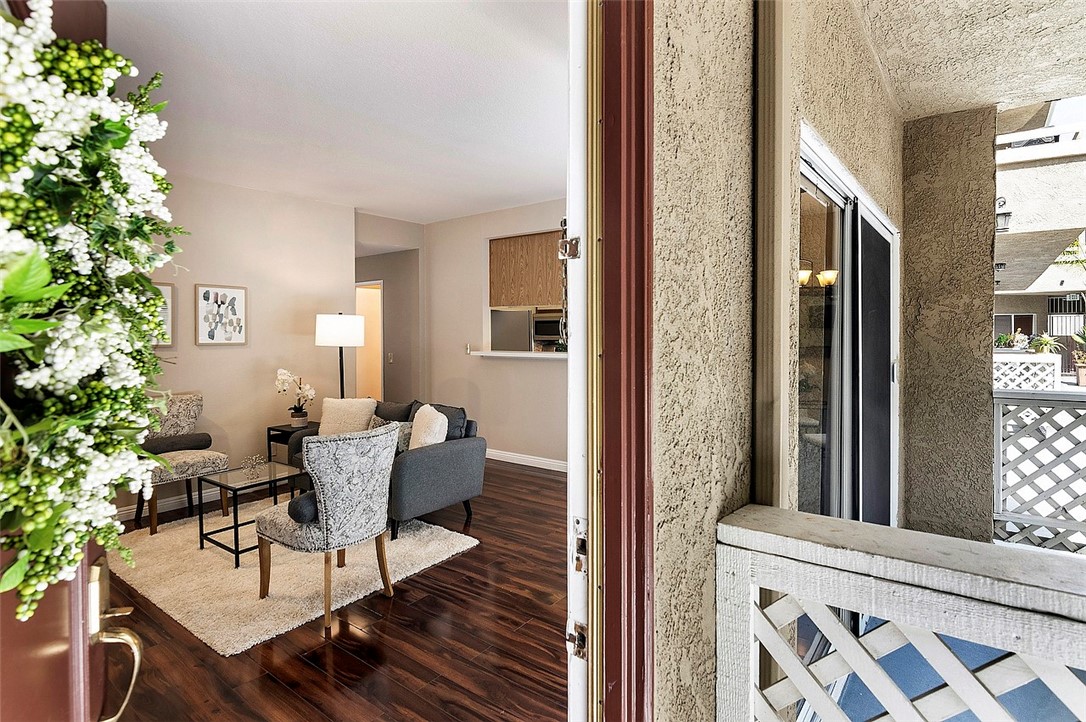 Detail Gallery Image 1 of 1 For 620 N 6th St #102,  Burbank,  CA 91501 - 2 Beds | 2 Baths