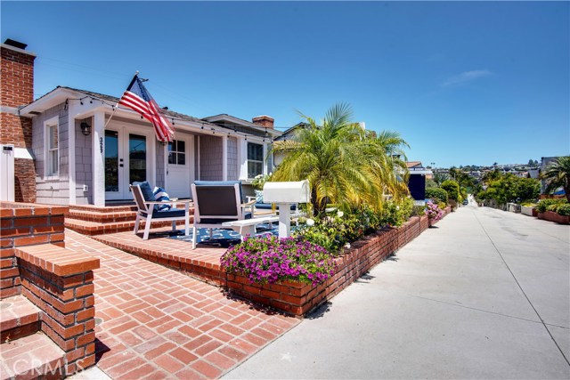 329 4th Street, Manhattan Beach, California 90266, 3 Bedrooms Bedrooms, ,2 BathroomsBathrooms,Residential,Sold,4th,SB20090773