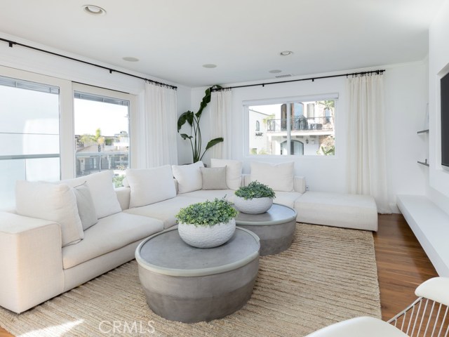 410 31st Street, Manhattan Beach, California 90266, 3 Bedrooms Bedrooms, ,2 BathroomsBathrooms,Residential,Sold,31st,SB20024556