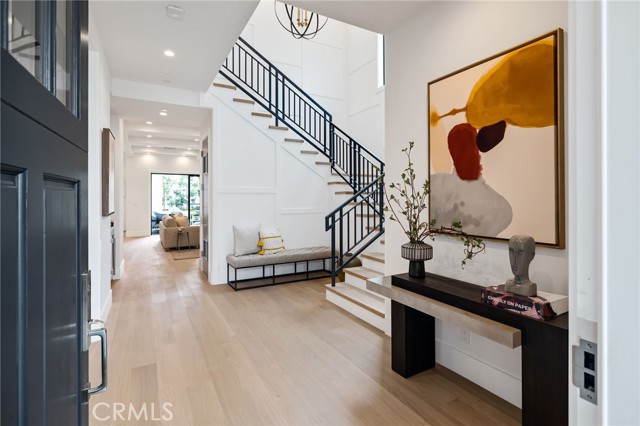 Distinquished architecture - impeccable craftsmanship - nspired coastal color paletter