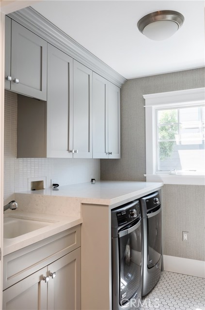 598 33rd Street, Manhattan Beach, California 90266, 5 Bedrooms Bedrooms, ,5 BathroomsBathrooms,Residential,Sold,33rd,SB21107096