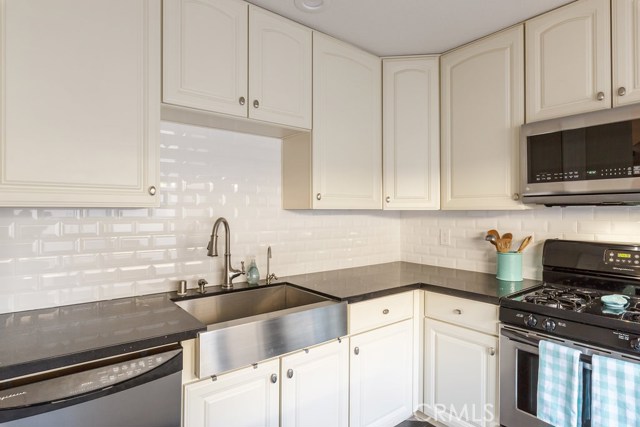 1140 Manhattan Beach Boulevard, Manhattan Beach, California 90266, 2 Bedrooms Bedrooms, ,3 BathroomsBathrooms,Residential,Sold,Manhattan Beach,SB17069886