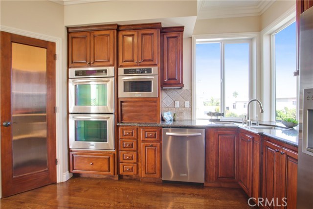 DOUBLE OVENS, MICROWAVE, GLASS DOOR WALK IN PANTRY & STAINLESS APPLIANCES. OPEN WINDOW CONCEPT TO BRING IN NATURAL LIGHTING, RECESSED LIGHTS AND BRAZILIAN OAK FLOORING!