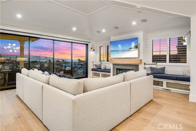 942 15th Street, Hermosa Beach, California 90254, 4 Bedrooms Bedrooms, ,2 BathroomsBathrooms,Residential,Sold,15th,SB20137355