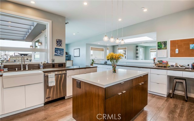 1074 7th Street, Hermosa Beach, California 90254, 4 Bedrooms Bedrooms, ,3 BathroomsBathrooms,Residential,Sold,7th,SB19068500